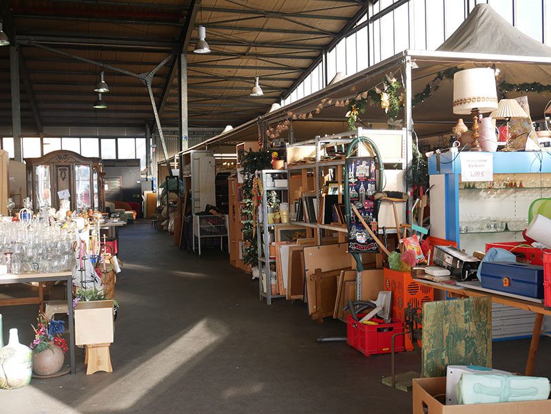 Blick in die große Halle der Möbelbörse Trier mit Möbeln, Lampen und Hausrat